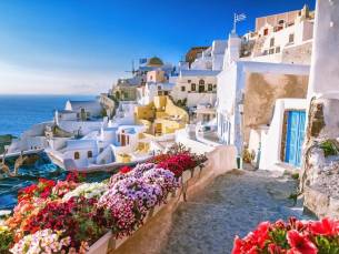 Nabij het strand van Kamari op Santorini incl. vlucht, transfer en ontbijt