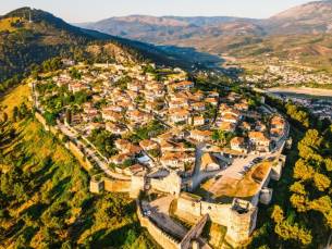 ???? Fly & Drive Corfu & Albani&euml;: Ontdek o.a. Berat, Gjirokast&euml;r en Vlor&euml; incl. vlucht, transfers, ferry overtocht, huurauto en ontbijt!