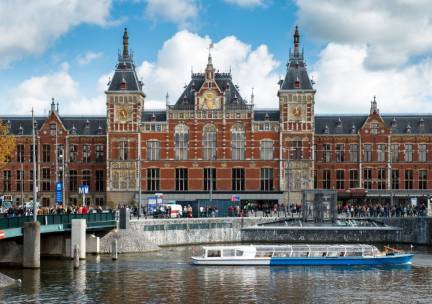 Sfeervol overnachten in Amsterdam incl. ontbijt en NS treinretour!