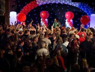 Beleef volop muziekspektakel bij EuroParcs Zuiderzee met bekende artiesten zoals o.a. Frank van Etten, Justen de Wildt en vele anderen!