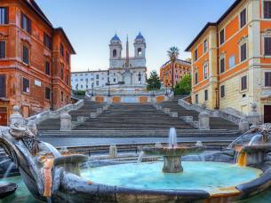Ontdek authentiek Rome! ✨ Geniet in een ELEGANTE 19e-eeuwse villa met gezellige binnentuin incl. vlucht en ontbijt
