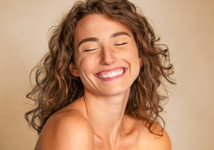 Microneedling- of cryo-facialbehandeling + evt. HIFU-behandeling