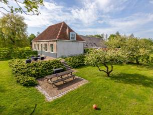 Uniek overnachten in 16e-eeuwse 'Boerderij Molenhof' met riante tuin | Stationsweg 5 | Heinkenszand