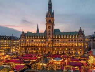Kerstshoppen in Hamburg! ???? Ga op een betoverende stedentrip: ontdek magische kerstmarkten &eacute;n overnacht vlakbij het bruisende centrum