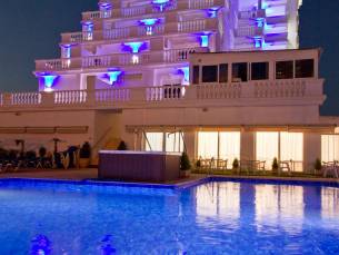 Los Delfines Hotel & Suites