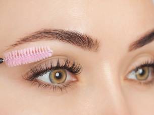 Wenkbrauwbehandeling of wimperextensions naar keuze