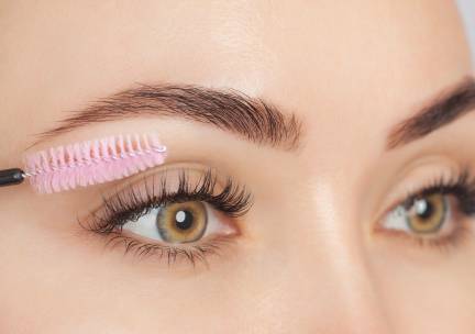 Wenkbrauwbehandeling of wimperextensions naar keuze