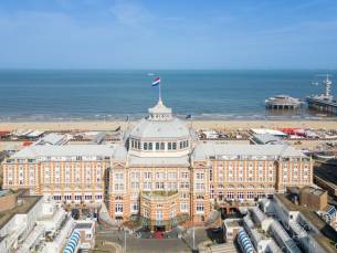 ICONISCH overnachten! ✨ Heerlijk vertoeven in het LUXE 5*- Grand Hotel Amr&acirc;th Kurhaus DIRECT aan de pier van Scheveningen! Incl. ontbijt & NS treinretour