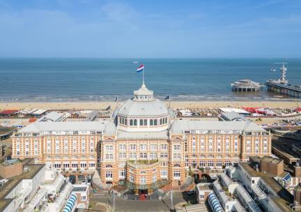 ICONISCH overnachten! ✨ Heerlijk vertoeven in het LUXE 5*- Grand Hotel Amr&acirc;th Kurhaus DIRECT aan de pier van Scheveningen! Incl. ontbijt & NS treinretour