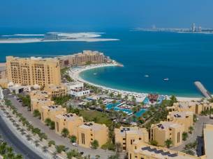 Geniet samen of met het gezin van een 5*-zonvakantie een luxe Hilton hotel in Ras al-Khaimah o.b.v. logies incl. vlucht