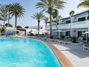 Geniet van een heerlijke ZONVAKANTIE op Lanzarote! ☀️ Verblijf in een MODERN aparthotel met (2!) buitenzwembaden!