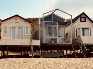 Slaapstrandhuisje &oacute;p het strand van Dishoek met zeezicht en terras en plek voor vijf personen I 37