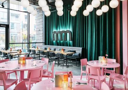 Ontdek de sfeervolle binnenstad van Groningen vanuit een kleurrijk hotel incl. ontbijt en NS treinretour