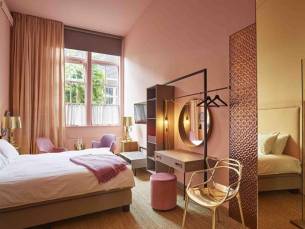 Karakteristiek & hip! Ontdek het UNIEKE design van het LUXE 4-Boutiquehotel STAATS gevestigd in een voormalig schoolgebouw in het hart van Haarlem nabij Zandvoort, Bloemendaal en Amsterdam incl. ontbijt