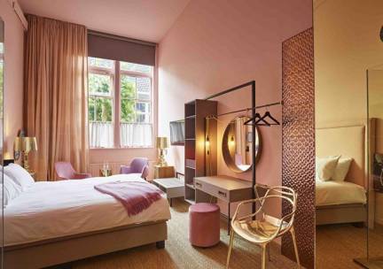 Karakteristiek & hip! Ontdek het UNIEKE design van het LUXE 4-Boutiquehotel STAATS gevestigd in een voormalig schoolgebouw in het hart van Haarlem nabij Zandvoort, Bloemendaal en Amsterdam incl. ontbijt