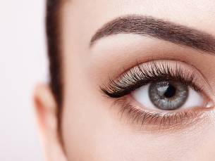 Wenkbrauwbehandeling naar keuze of wimperextensions