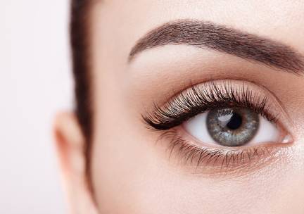 Wenkbrauwbehandeling naar keuze of wimperextensions