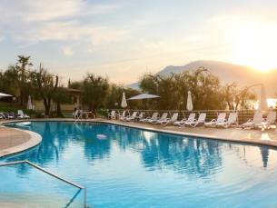 Verblijf in een bungalow direct aan het Gardameer inclusief gebruik van ligbedden