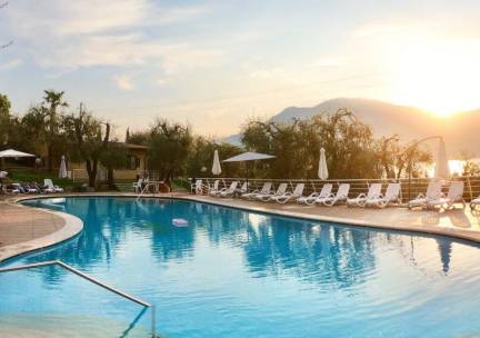 Verblijf in een bungalow direct aan het Gardameer inclusief gebruik van ligbedden