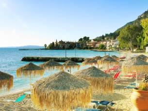 Kleinschalig Adults-only hotel direct aan de kust op Corfu incl. vlucht en huurauto! Weg van de massa!