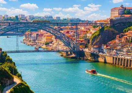 Laat je hart veroveren door het cultuurrijke Porto incl. LUXE 5*-hotel met binnentuin & ZWEMBAD, vlucht, ontbijt + welkomstdrankje!