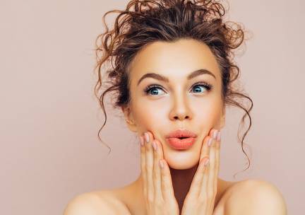 Wimper-, wenkbrauw- of gezichtsbehandeling naar keuze (60 of 90 min) of oorpiercing