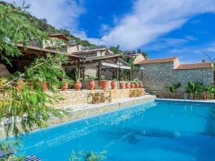 Stone Village Petrino Horio