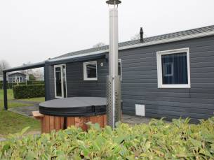 Comfort chalet 4 persoons met Hottub type B op vakantiepark de Rhederlaagse Meren