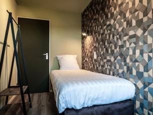 Kleine eenpersoonskamer met uitzicht op de tuin