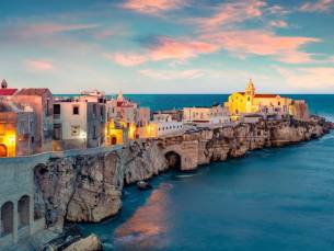 Ontspan in een 4*-hotel met priv&eacute;strand aan de kust van Puglia incl. vlucht, ontbijt en huurauto