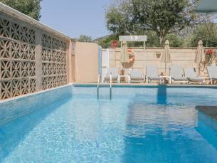 Naika Studios & Apartments