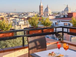 SUPER STUNT! ⚡ LUXE 4*-hotel met ROOFTOPBAR en prachtig, historisch uitzicht over Rome + vlucht + ontbijt