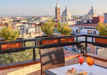 SUPER STUNT! ⚡ LUXE 4*-hotel met ROOFTOPBAR en prachtig, historisch uitzicht over Rome + vlucht + ontbijt