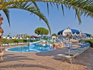 Familievakantie in Puglia: Verblijf in een appartement in Vieste o.b.v. volpension + buitenzwembad & kinderanimatie!