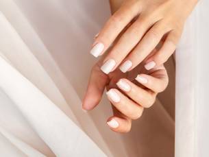 Manicurebehandeling + BIAB, gellak of acryl