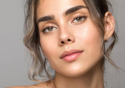 Wenkbrauw- en/of wimperbehandeling