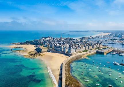 Geniet van de Bretonse kust vanuit een karaktervol 4*-hotel in Saint-M&eacute;loir-des-Ondes incl. ontbijt + GRATIS parkeren!