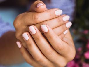 Manicurebehandeling, evt. met gellak of nieuwe set acrylnagels of wimperextensions
