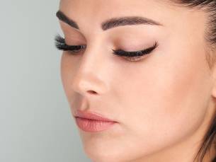 Wenkbrauw- en/of wimperbehandeling + evt. verven