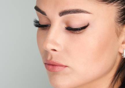 Wenkbrauw- en/of wimperbehandeling + evt. verven