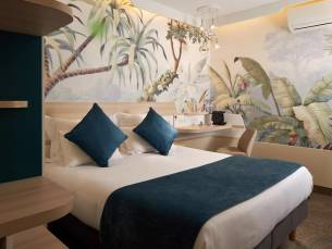 Apolonia Paris Montmartre Sure