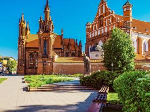 Fly & drive door Litouwen incl. vlucht, huurauto en ontbijt