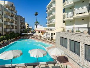 Zonvakantie in een 4*-hotel met zwembad op Sardini&euml; incl. vlucht en ontbijt