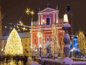 MAGISCHE ADVENTSREIS! ???? Ontdek de sfeervolle kerstmarkt in Ljubljana incl. vlucht, ontbijt & 4 (!) TOP-excursies Ljubljana Castle, boottocht Bled + ondergrondse treinrit Postojna-grot & MEER t.w.v. &euro;233,00 p.p.!