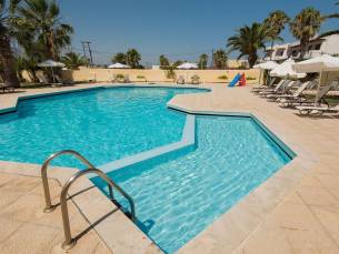 Leonidas Hotel & Studios