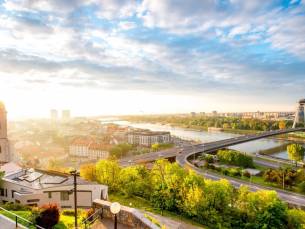 Ontdek de verborgen parel aan de Donau! ✨ Vanuit een 4*-hotel met LOUNGE & DAKTERRAS incl. vlucht & ontbijt