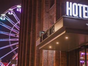 WINTERSPECIAL: Luxe & Modern 4*- hotel aan de Grote Markt in Groningen incl. ontbijt, winter + toegang schaatsbaan, reuzenrad, drankje & MEER!