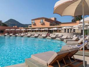 SUPER LUXE! ⭐ 5-sterren DELUXE op Corfu direct aan het strand incl. vlucht, transfer en halfpension!