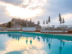 ZON-STUNT! ☀️ Touren op het prachtige Sardinië en geniet in een 4*-hotel met uitzicht op de zee incl. vlucht, ontbijt en huurauto