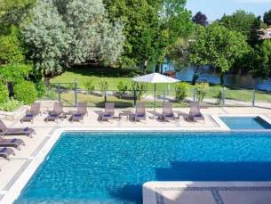 FLASHDEAL!⚡️ Ontsnap naar de Franse zon! Halfpension in een luxe 4*-hotel met 2 buitenzwembaden in de Provence + GRATIS parkeren
